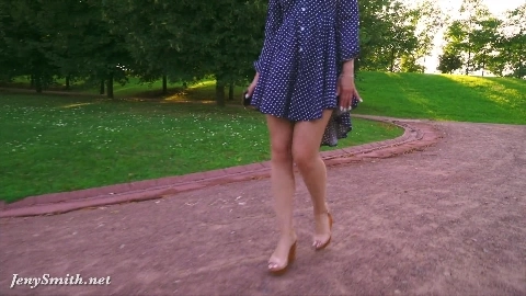 Naked in the park - Jeny Smith