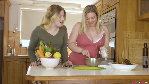 GirlsOutWest - Bomba Deluxe And Katie Gee - Cuisine