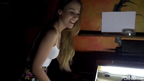 Alexis Crystal, Daphne Klyde -Knock Knock! - Porn18